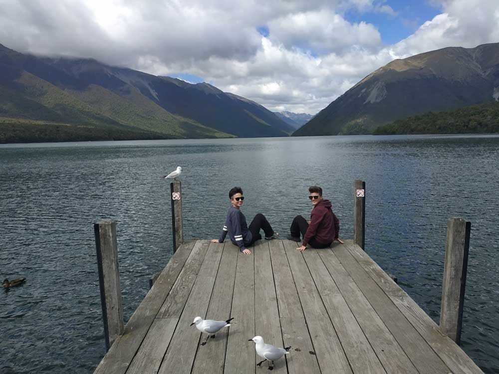 estudiar Nueva Zelanda dos chicas de espaldas en un puente y mirando a cámara